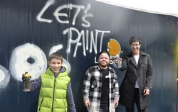 Metzingens OB  Carmen Haberstroh setzte den ersten Schriftzug »Let’s paint« auf die neue Graffiti-Wand am Skatepark in der Achte