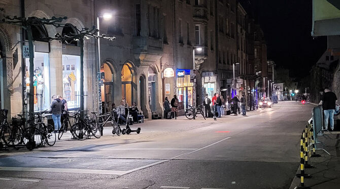 Gegen 23 Uhr am Freitag ist die Tübinger Mühlstraße noch nicht stark belebt. Nach Mitternacht tummeln sich viele Feiernde auf un