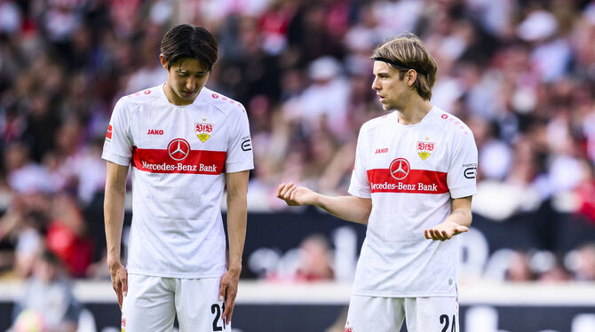 Sieger sehen anders aus: Stuttgarts Hiroki Ito (links) und Borna Sosa nach dem Spiel.  FOTO: WELLER/DPA