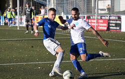 Szenen aus dem Spiel in der Hinrunde: VfL Pfullingens Kapitän Matthias Dünkel (links) gegen Schwäbisch Halls Ali Gutda Gökdemir.