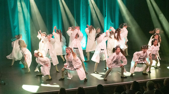 Der "Tanz-Stern" verzaubert mit 170 Kindern, Jugendlichen und Erwachsenen das Publikum im ausverkauften franz.K mit "Dancing Sch Der "Tanz-Stern" verzaubert mit 170 Kindern, Jugendlichen und Erwachsenen das Publikum im ausverkauften franz.K mit "Dancing Sch