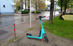 Falsch geparkte E-Scooter können andere Verkehrsteilnehmer behindern.  FOTO: KUGELE