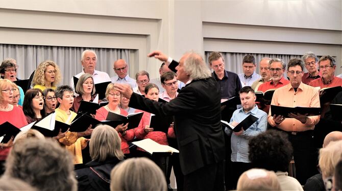 Musik von Dvorˇák bis Bartók brachte der Philharmonia Chor Reutlingen mit Dirigent Martin Künstner zu Gehör.  FOTO: ADAMER