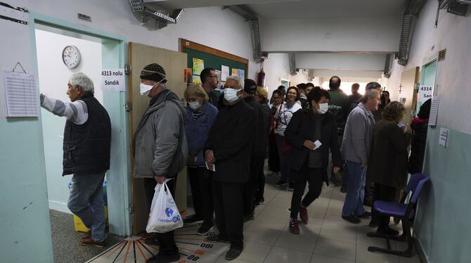 Menschen warten in Ankara auf ihre Stimmabgabe. Laut Beobachtern lief alles regulär ab.  FOTO: DPA