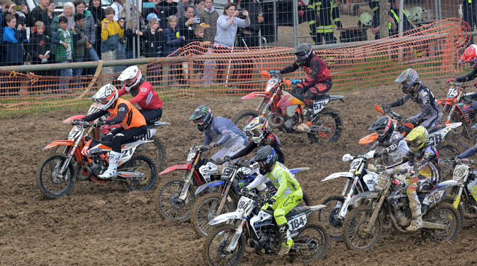 Kevin Keim (links) vom 1. RMC Reutlingen gewinnt bei seinem Heimspiel den ersten Lauf des Zwei-Takter-Rennens. FOTOS: BAUR
