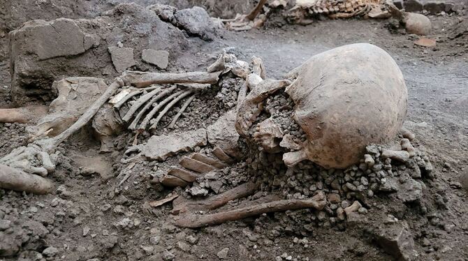 Skelette von Erdbebenopfern in Pompeji