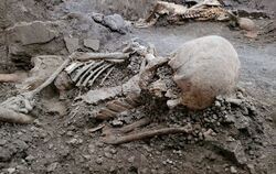 Skelette von Erdbebenopfern in Pompeji