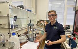 Lukas Weiblen an seinem Forschungsplatz im Chemielabor des Schülerforschungszentrums in Eningen – in der Hand das zentrale Eleme