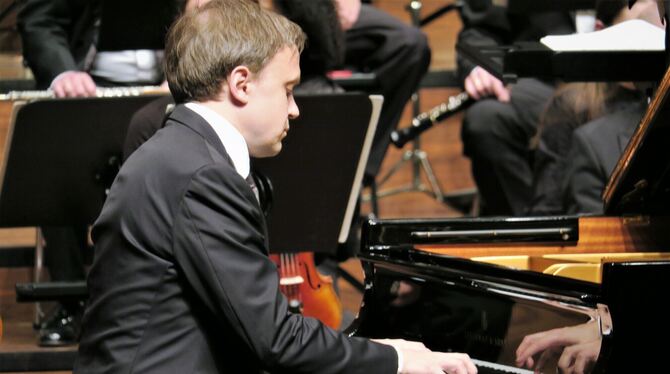 In der Ruhe liegt die Kraft: Der finnische Pianist Antti Siirala als Solist in Robert Schumanns Klavierkonzert.  FOTO: KNAUER
