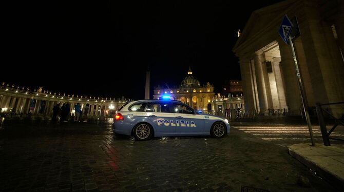 Auto rast durch Tor in Vatikanstaat