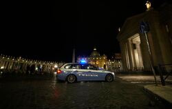 Auto rast durch Tor in Vatikanstaat