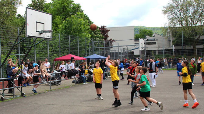 Spannende Spiele bot das Streetball-Turnier in Pfullingen.  FOTO: LEIPPERT