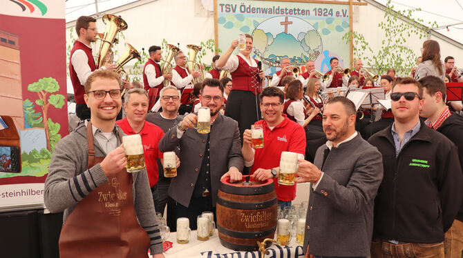 Fassanstich mit Hohensteins neuem Bürgermeister Simon Baier (links) beim Ödenwaldstetter Bockbierfest.  FOTO: BLOCHING
