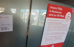 Nach der Umstellung der Neuhäuser Sparkassenfiliale auf SB-Betrieb Anfang des Jahres weist ein Schild auf die zwei und zehn Kilo