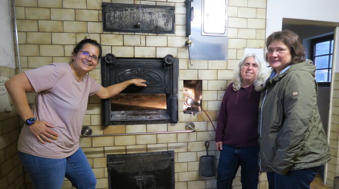 Marion Hennig, Kerstin Rilling und Annabell Kümmerer (von links) zeigen den Ofen im Backhaus in Dörnach. Sie möchten an die Trad