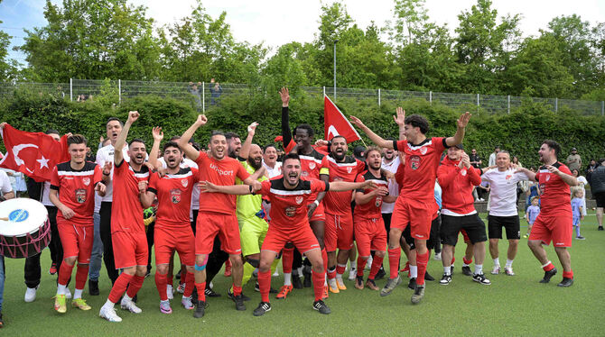 So sehen Sieger aus: Die Spieler und Verantwortlichen von Anadolu Reutlingen feiern die Meisterschaft in der Kreisliga A. FOTO: