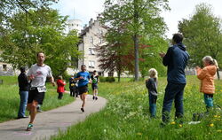 Anfeuern vor der Schlosskulisse: Halbmarathonläufer des Lichtenstein-Trails beim Umrunden des Echaztals.  FOTO: MEYER