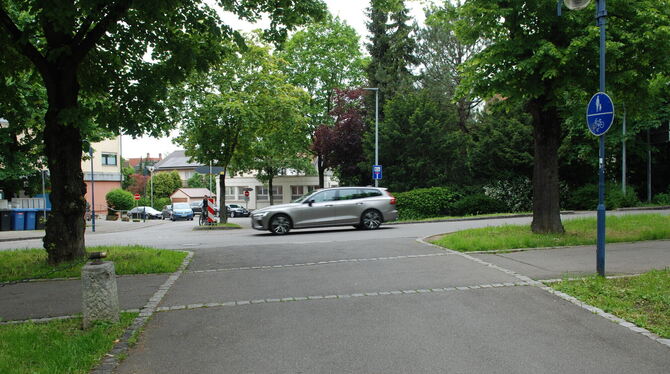 An der Einmündung der Eisenbahnstraße in den P-&-R-Parkplatzwerden mehr Fahrradfahrer unterwegs sein, wenn der Radweg zwischen d