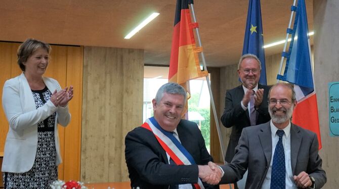 Jetzt ist es offiziell: Die Bürgermeister Laurent Favreau und Jürgen Soltau (von links) bei der Vertragsunterschrift, dahinter