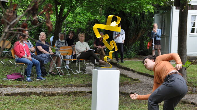Tanzend interpretierte Susanne Immers Tochter Ella die Skulptur ihrer Mutter im Garten des Paul-Jauch-Hauses.  FOTO: BIMEK