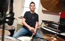 Von wegen einfach nur laut: Jonas Strobel spielt auf dem Schlagzeug komplexe Beats.   FOTO: PIETH