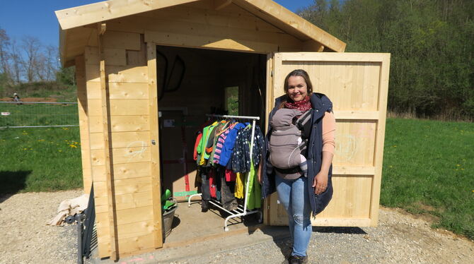 Teresa Mavridis vom Vorstand des Naturkindergartens Die Ameisen in Rübgarten zeigt den neuen Geräteschuppen. Moldex-Azubis haben