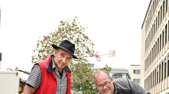 Fürs Foto im nachgestellten Einsatz: Die beiden Marktmeister Frank Kuhn (links) und Martin Frech zeigen, was sie normalerweise i