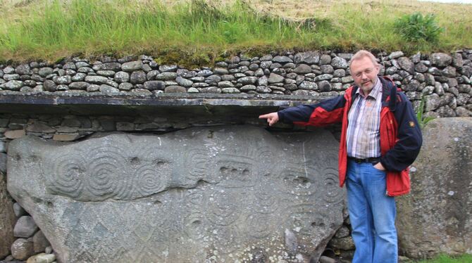 Irland ist nicht nur grün, sondern auch geschichtsträchtig: Eckard Ladner erklärt einen geschnitzten Stein aus der Jungsteinzeit