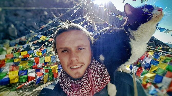 Ein Herz und eine Seele. Der Abenteurer Martin Klauka und die Katze Mogli, die ihm in Marokko zugelaufen ist.  BILD: GEA