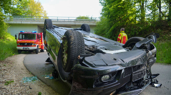 Unfall bei Bad Urach: Ein Auto hat sich überschlagen.