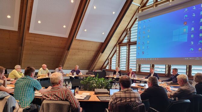 Der Hohensteiner Gemeinderat hat am Dienstag erstmals unter der Leitung des neuen Bürgermeisters Simon Baier getagt.  FOTO: BLO