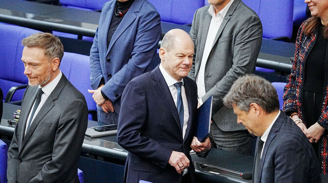 Bundeskanzler Olaf Scholz (Mitte) mit Christian Lindner (links) und Robert Habeck (rechts) im Bundestag.   FOTO: NIETFELD/DPA