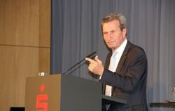 Launig bis ernst:  Ex-EU-Kommissar und Ex-Ministerpräsident Günther H. Oettinger forderte bei seinem Vortrag im Forum der Kreiss