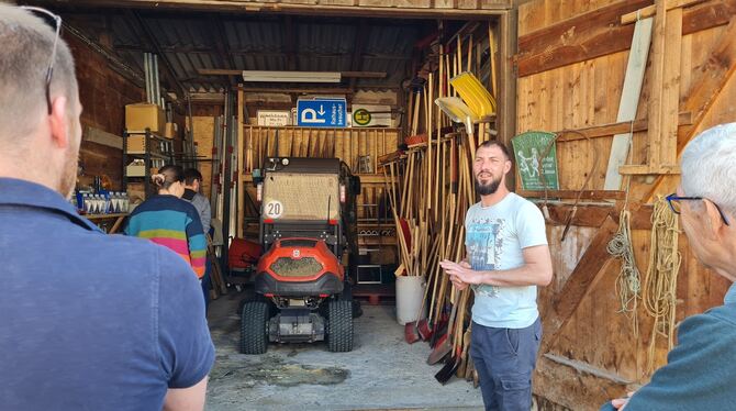 Bauhofleiter Jochen Nau führte Gemeinderäte durch den Bauhof in Würtingen. Das neueste Fahrzeug, das seit einem Dreivierteljahr