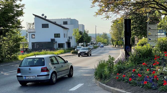 Am Ortseingang von Wannweil aus Betzingen kommend erwartet Autofahrer dieser neue Blitzer. FOTO: KLEIN Am Ortseingang von Wannweil aus Betzingen kommend erwartet Autofahrer dieser neue Blitzer. FOTO: KLEIN
