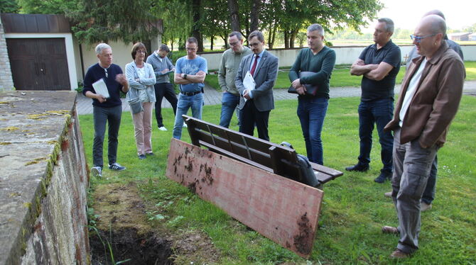 Ein Loch bringt es an den Tag: Karl-Jürgen Oehrle (links) erklärt dem Stockacher Ortschaftsrat und Bürgermeister Steffen Heß die