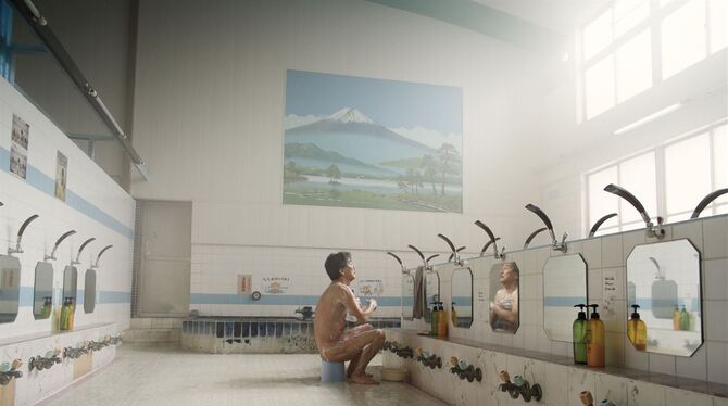 Auch die Putzkraft benötigt mal Reinigung: Koji Yakusho als Hirayama in einer Szene des Films »Perfect Days« von Wim Wenders, i