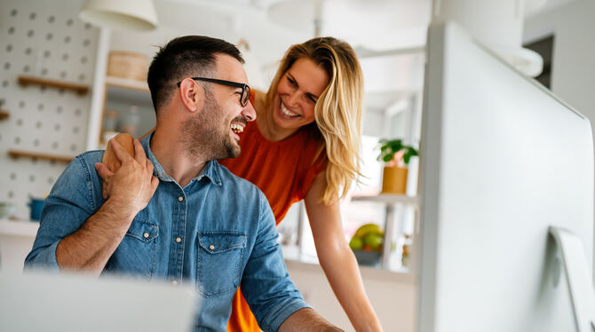 Viele Paare, die zusammen im Homeoffice arbeiten, sind zufriedener mit ihrer Beziehung als ohne Homeoffice. FOTO: ADOBE STOCK