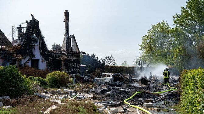 Mehrere Häuser im Norden der Insel Rügen in Brand