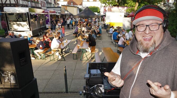 DJ Tom Nawa sorgte am Sonntag beim Münsinger Streetfood-Picknick für gute Stimmung. Kulinarisch war vor dem Rathaus drei Tage la