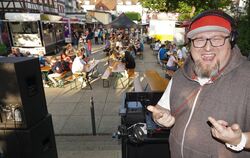 DJ Tom Nawa sorgte am Sonntag beim Münsinger Streetfood-Picknick für gute Stimmung. Kulinarisch war vor dem Rathaus drei Tage la
