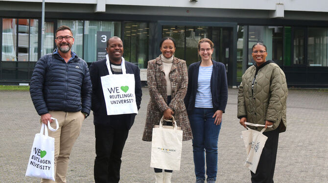 Claudia Frank aus dem Reutlingen International Office (Zweite von rechts) begrüßte die vier Teilnehmende der Nelson Mandela Univ
