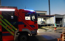 Die Metzinger Feuerwehr war mit zwölf Fahrzeugen und 32 Einsatzkräften vor Ort und konnte den Brand in der James-Watt-Straße sch