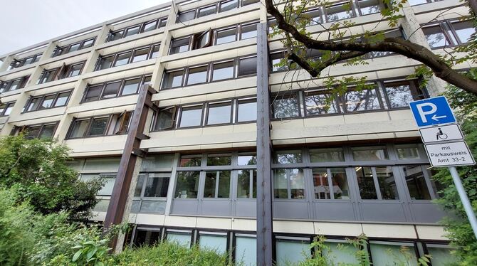Die dunklen Stützen am Rathausgebäude in der Rebentalstraße fallen auf.  FOTO: GLITZ