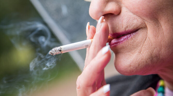 Auch wer erst im Alter mit dem Rauchen aufhört, kann noch Lebenszeit dazugewinnen.  FOTO: CHRISTIN KLOSE/DPA-TMN