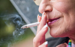  Auch wer erst im Alter mit dem Rauchen aufhört, kann noch Lebenszeit dazugewinnen.  FOTO: CHRISTIN KLOSE/DPA-TMN 