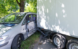 Der Anhänger des Lastwagens erfasste diesen Mazda und drückte ihn noch gegen einen Baum. Der Fahrer des Wagens verletzte sich be