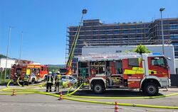 Die Feuerwehr Hechingen hat die Lage, so scheint es keine halbe Stunde nach Alarmierung, unter Kontrolle.