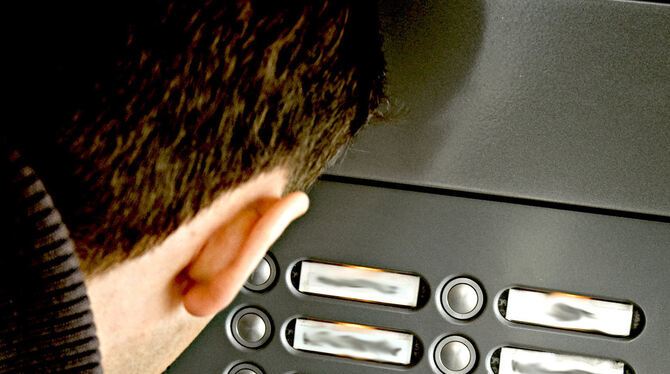 Wenn der Gauner klingelt, kennt seine Fantasie für Tricks keine Grenzen.  FOTO:KRAUFMANN