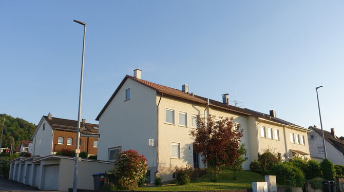 Das warme Licht der Sonne auf Wohnhäusern am Georgenberg kann nicht überstrahlen, dass es ihren Eigentümern bei Herausforderunge